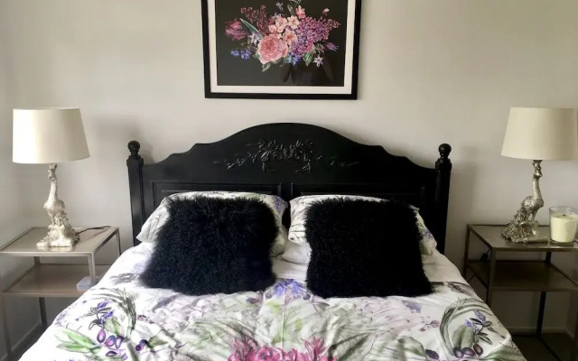 Sunny Holiday Home Near the Beach