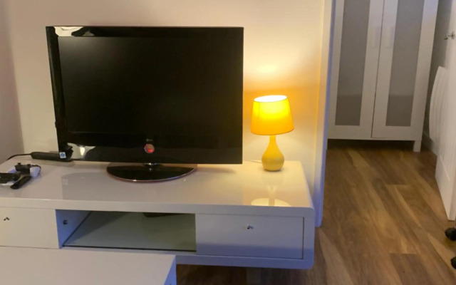 Linda's Annex-NEWLY BUILT separate entrance!!