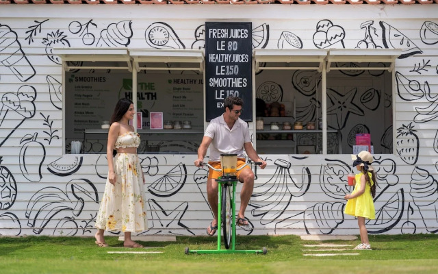 Almazino, Almaza Bay