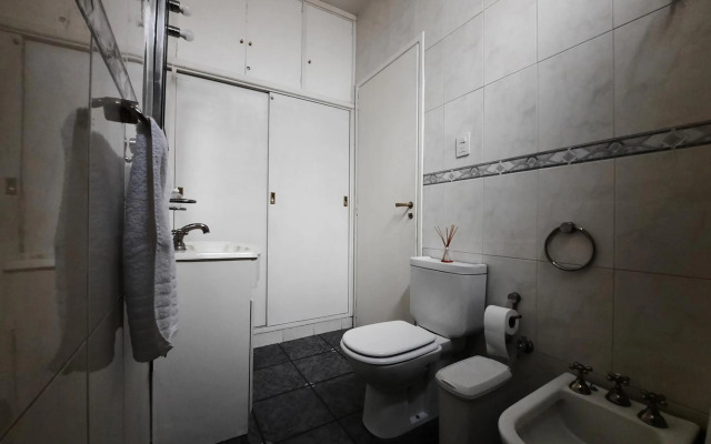 Casa c/amplio jardín, garage y parrilla.