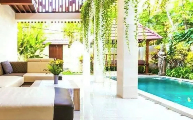 Huge Two Storey 4 Bed 4 Bath Villa With Pool Right in the Heart of Seminyak – Pool – Kuta