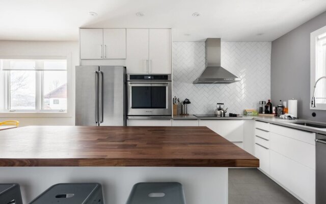 Commodious Condominium in Tranquil Lakeside Setting