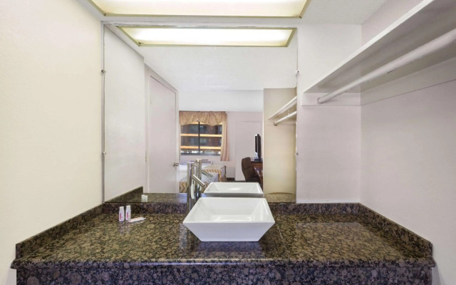 Travelodge by Wyndham Reno Downtown
