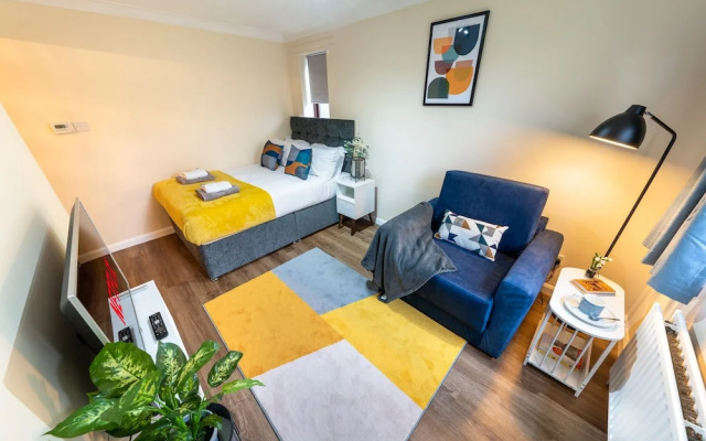 Staines Studio Apartment - Heathrow