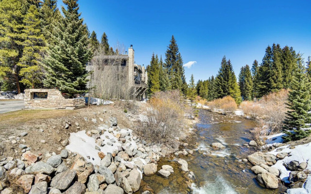 Walk to Town & Slopes: Riverfront Breckenridge Gem