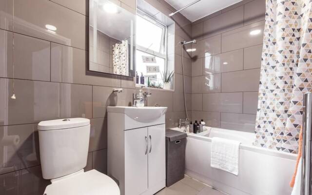 North Central London House/ Sleeps8/garden/wifi