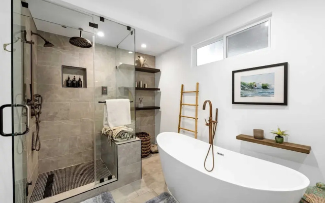 Chic LA Hideaway w/ Soaking Tub, Firepit Lounge & Tranquil Backyard