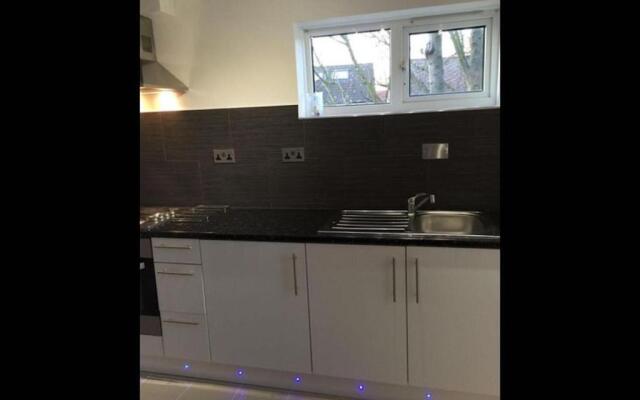 Small Modern Comfortable 2 Bedroom Apartment - Cmyr