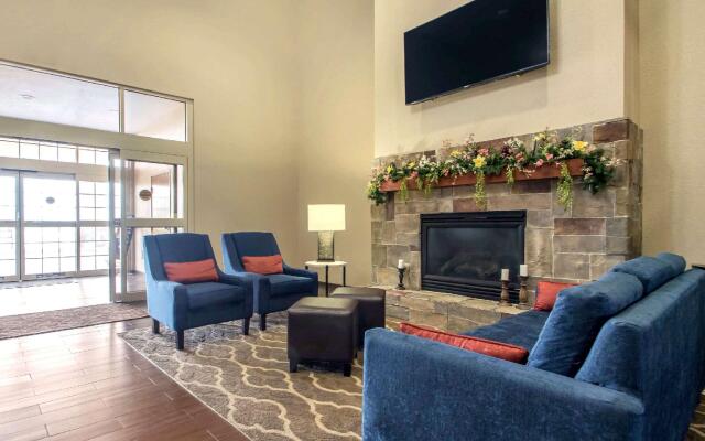 Comfort Suites Johnson Creek Conference Center