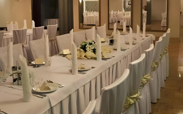 Pod Różami. PPHU. Hotel i Restauracja Różański R.