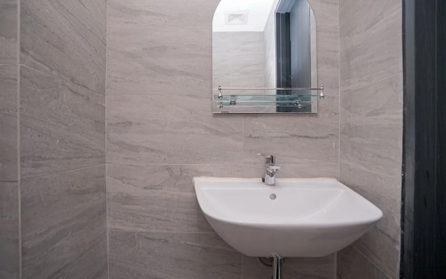 Fully Furnished and Homey Studio Collins Boulevard Apartment