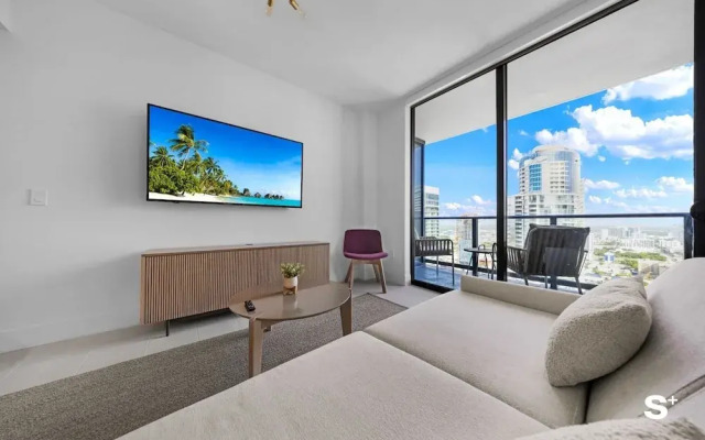 Downtown 1BR Apt with Skyline Views