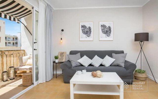 Cosy 3-bedroom apartment for 6-8 people just 50m from the beach