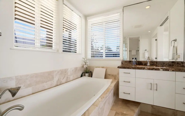 King Hale 4 Bedroom Home by RedAwning
