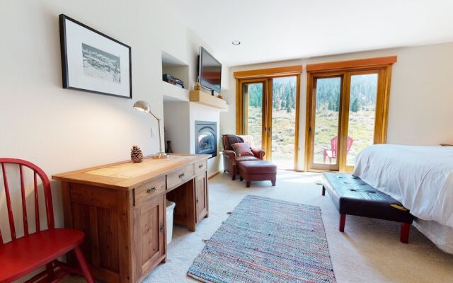 Snowcreek V 760 Pet-Friendly, Amazing Mountain Views, Private 2 Car Garage, Washer Dryer by RedAwning