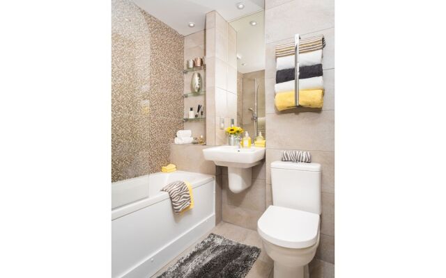 Stunning 1BR Apartment in Central York W/parking