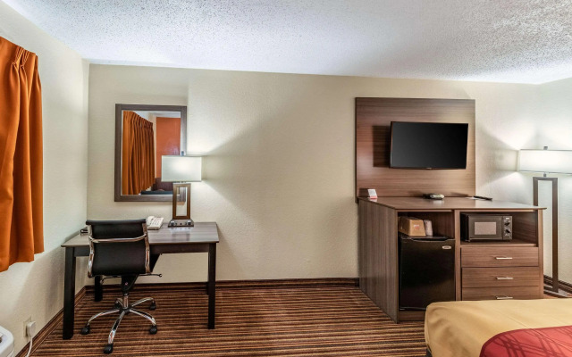 Econo Lodge Inn & Suites