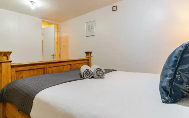 Smethwick - House - Sleeps 8 - Parking