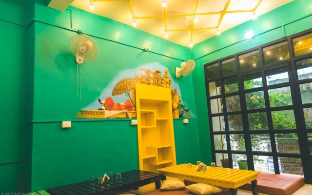 On The Ghat By Howdy Hostels