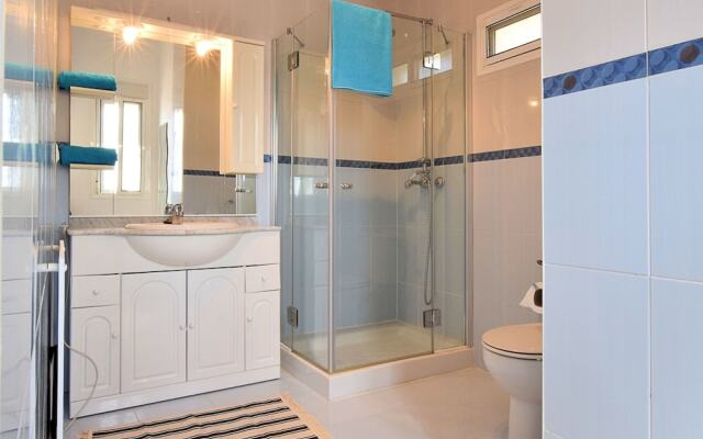 Spacious Villa with Hot Tub in Arenas