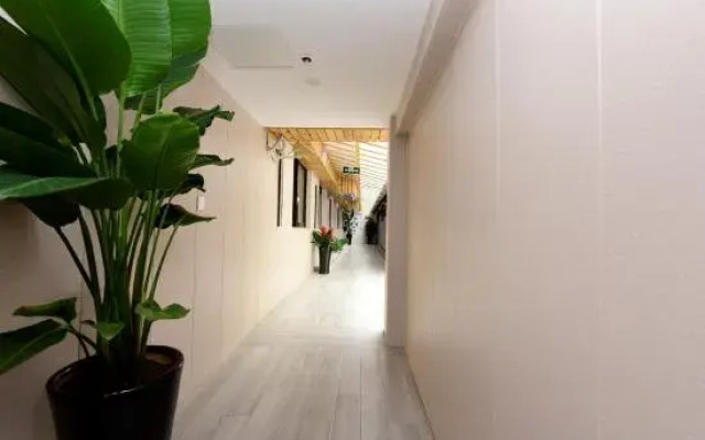 Longchen Holiday Hotel (Shanghai Loushanguan Road Metro Station)