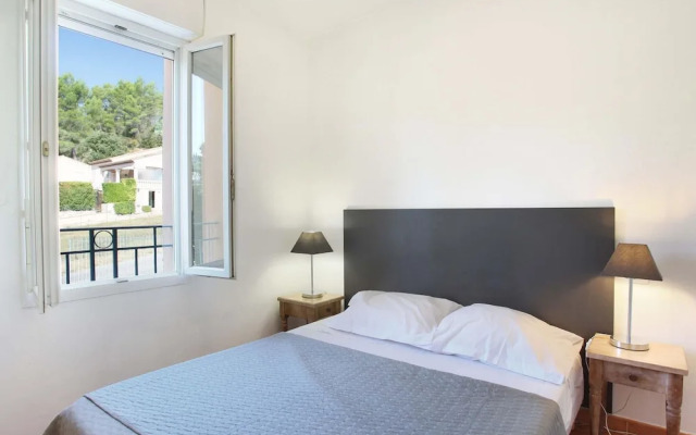 Apartment in Greoux-les-bains Near Lakes