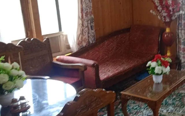 Mughal E Azam Houseboats