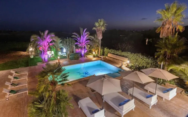 Modern Villa With Pool Near Town