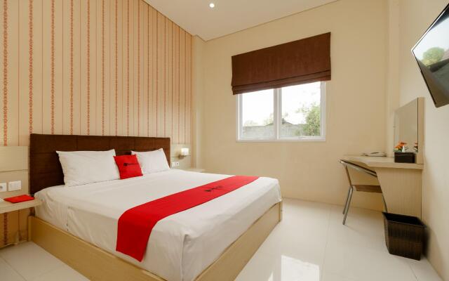 RedDoorz Plus near Sangkareang Park
