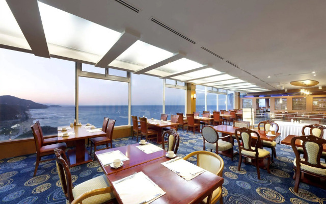 Sun Cruise Resort and Yacht