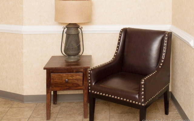 Red Roof Inn & Suites Dickinson