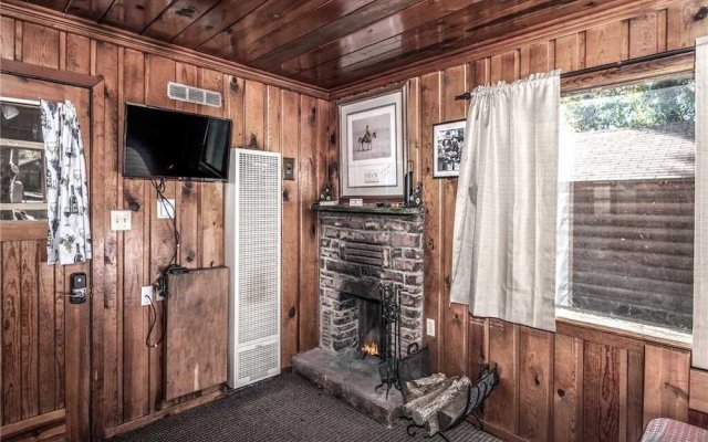 Perfect Cabin, 2 Bedrooms, Fireplace, Midtown, Sleeps 5