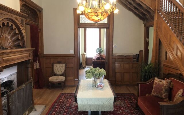 Vineyard Mansion & Carriage House Bed & Breakfast