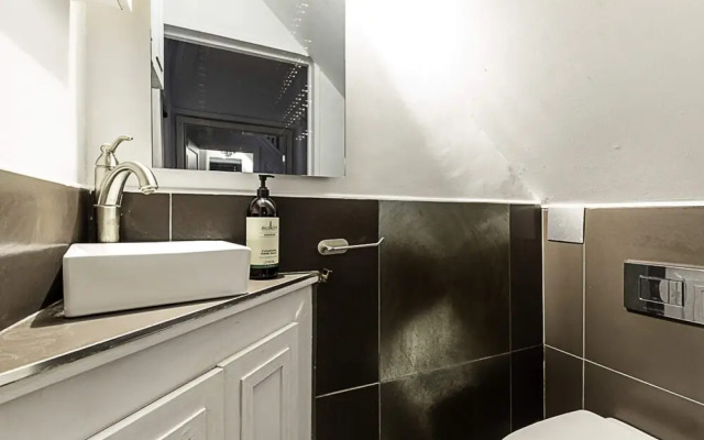 Gorgeous 4-bed Home With a Fireplace and Terrace