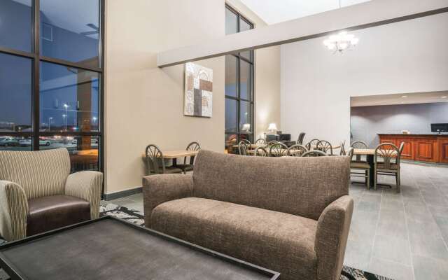 Days Inn & Suites by Wyndham Wausau