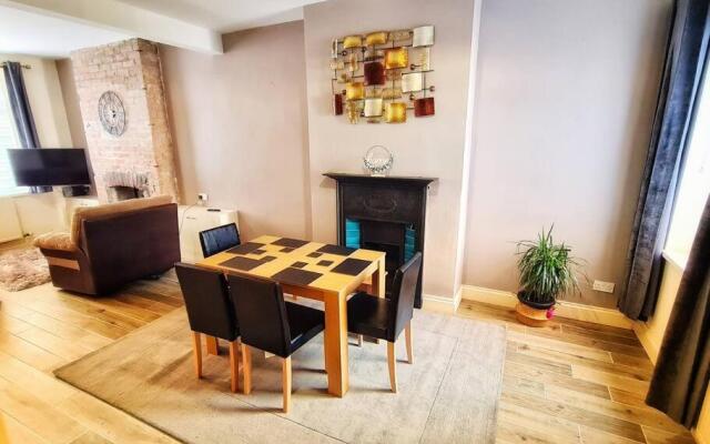 Lovely 3 bedroom house with garden and parking
