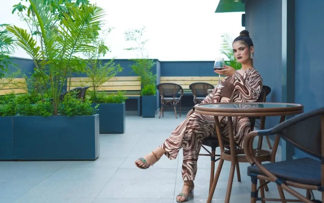 Saltstayz Select - Golf Course Road & Sector 57