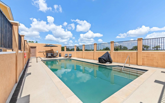 Days Inn by Wyndham Rockdale Texas