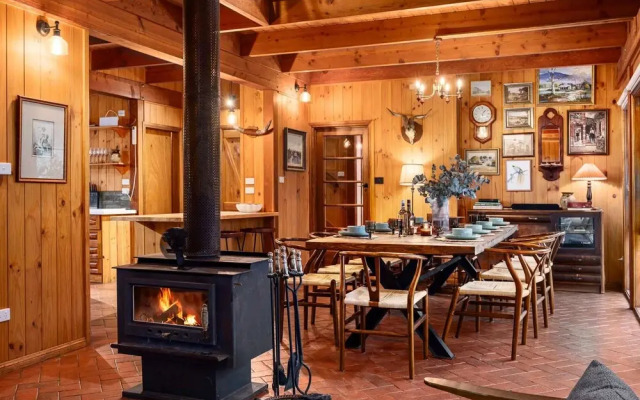 Onyx Retreat Healesville Luxury Lodge x Hot Tub