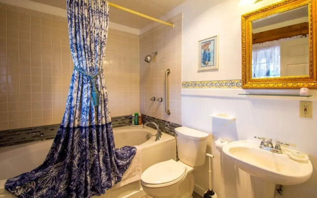 Quarter Horse Inn / Orchid Room