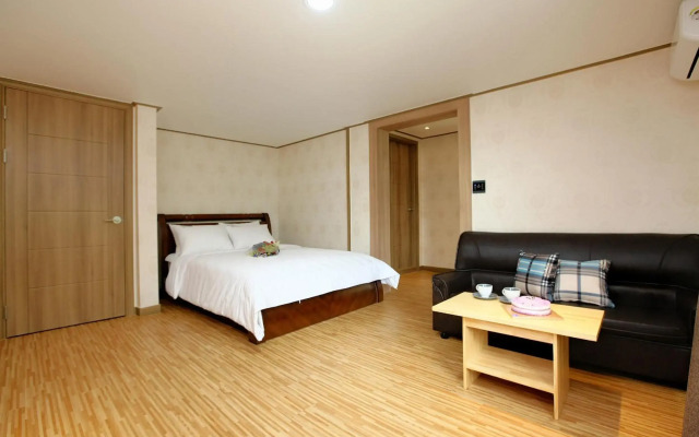 Traum Hotel & Condo