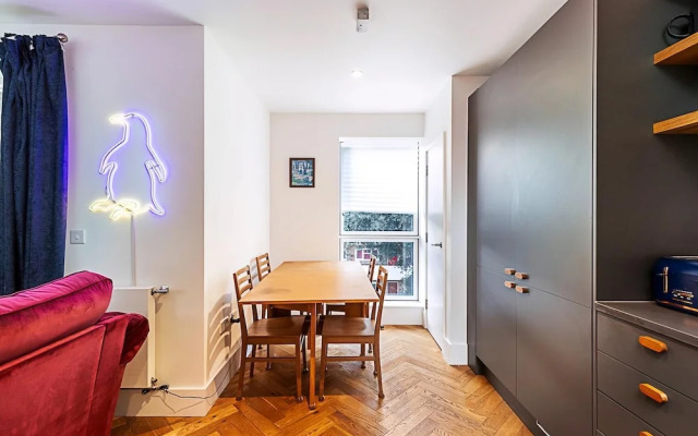 Chic Crystal Palace Flat with Balcony & Workspace