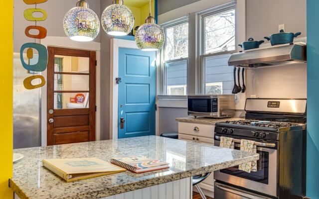 Retro-inspired Indy Home: Walk to Fountain Square!