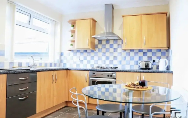 Beautiful 5-bed House Roker Beach