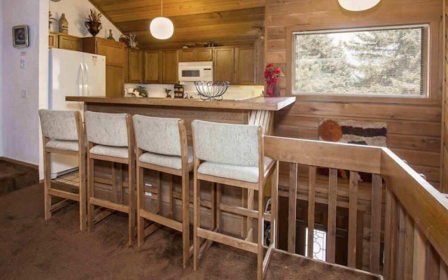 Snowcreek #059 - Near Shuttle & Activities