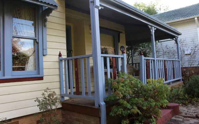 Ambrose Cottage Front Apt