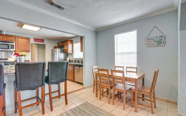 Convenient Galveston Home < 1 Mi to Beach!