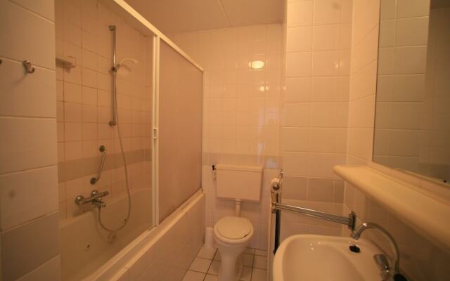 Comfortable bungalow with massage shower, within nature