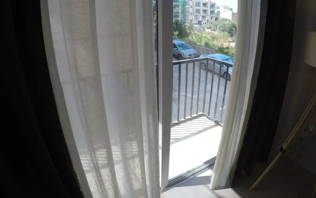 Modern Ensuite Rooms Near Balluta Bay
