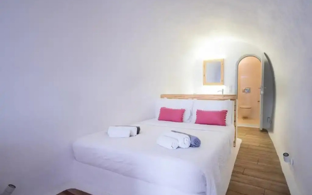 Karpimo & Fertimo Suites Santorini
